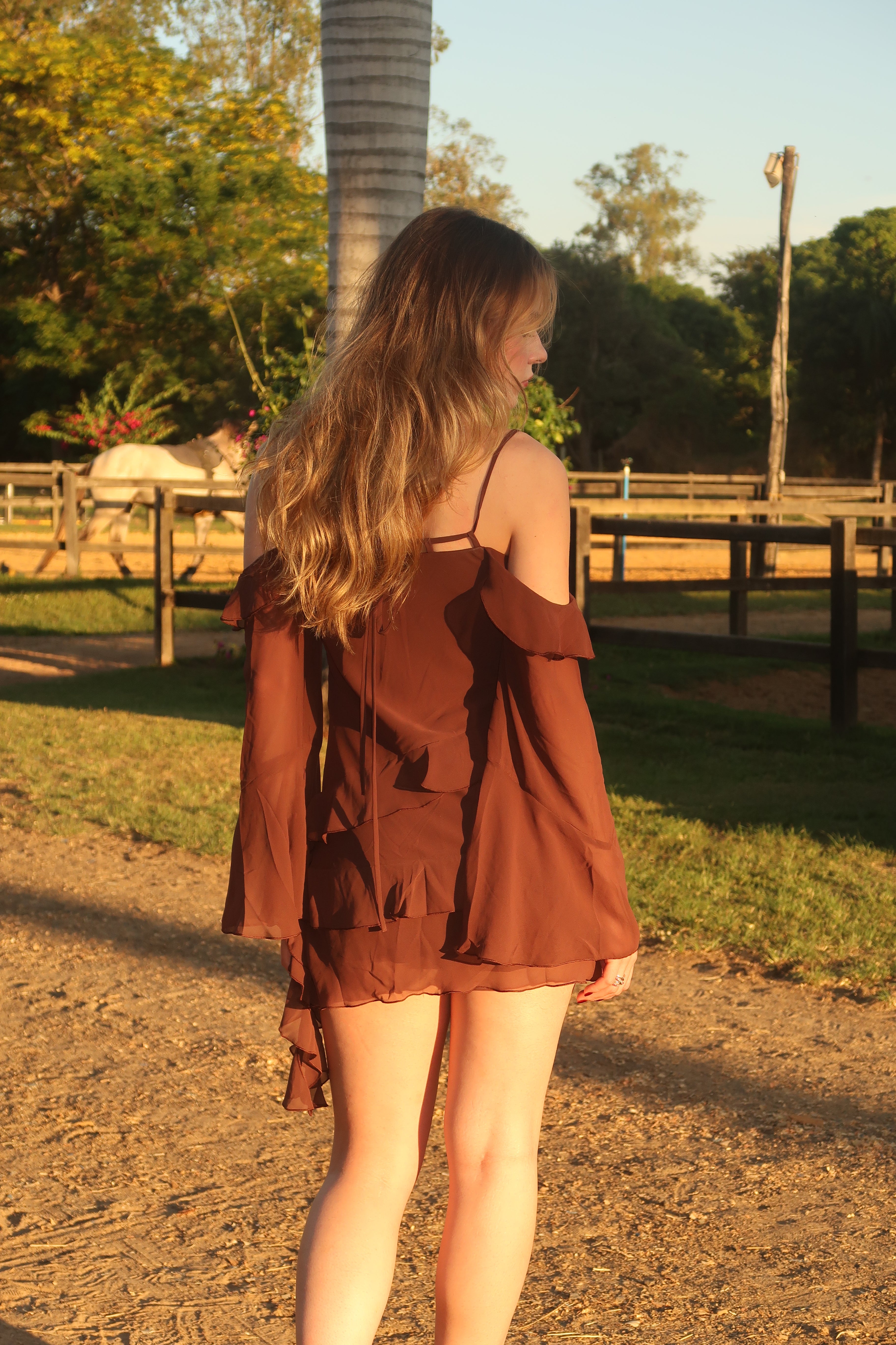 Vestido Curto Babados Marrom